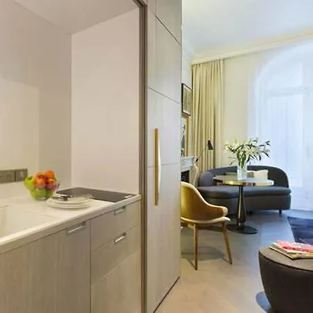 Отель La Clef Champs-elysees By The Crest Collection Париж